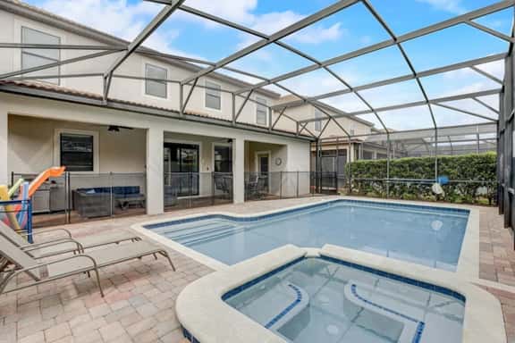Wonderful 6 bed 6 bath pool home - Image 1