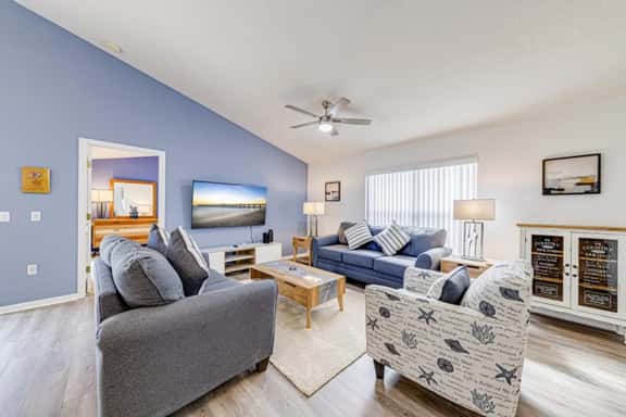 Superb modern 4 bed home close to attractions - Image 1