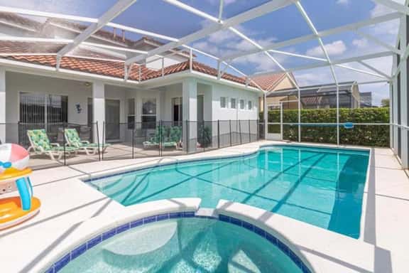 South Facing 6 bedroom private pool home - Image 1