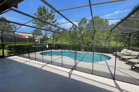 Beautiful, Modern 5 bed, 4 bath single Storey - Image 1
