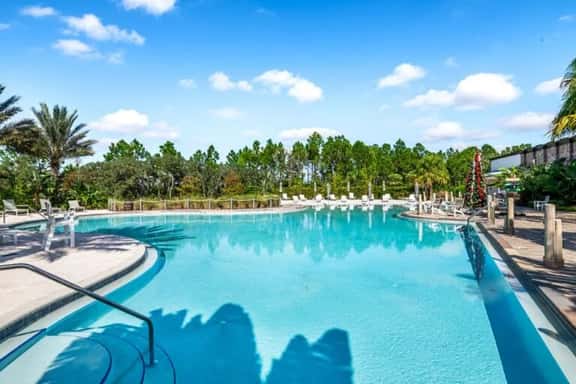 New and modern home, sleeps 10 in great location - Image 1
