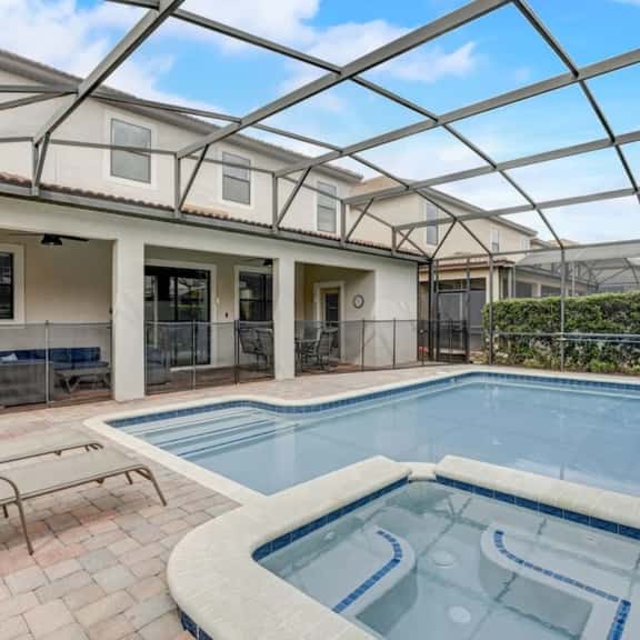 Wonderful 6 bed 6 bath pool home - Image 1