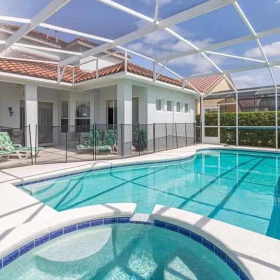South Facing 6 bedroom private pool home - Image 1