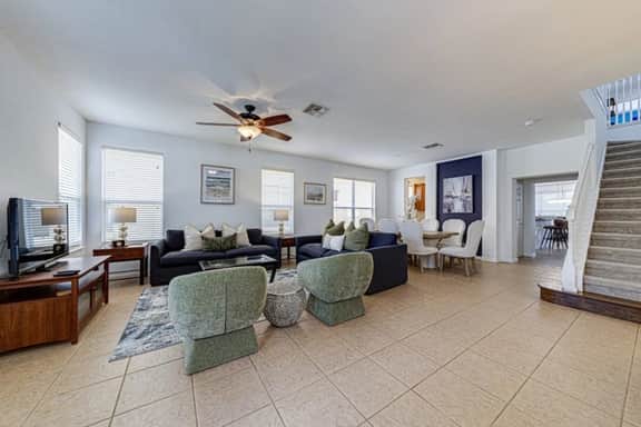 Stylish and newly renovated 6 bedroom home. 5 star - Image 3
