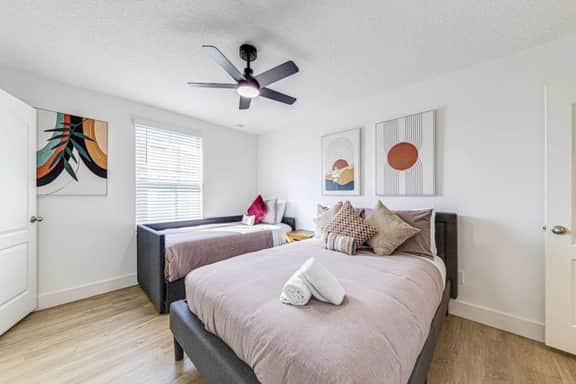 New and modern home, sleeps 10 in great location - Image 3